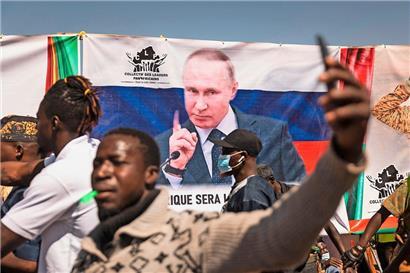 Poster von Wladimir Putin in Ouagadougou: Die russische Propaganda hat nach Mali nun auch die Menschen in Burkina Faso überzeugt. Die einst um Hilfe gebetenen französischen Soldaten sollen verschwinden und durch die russische Söldnertruppe Wagner ersetzt werden.
