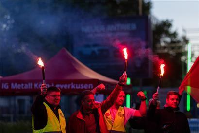Postfordismus: Am 14. Mai standen Mitarbeiter mit brennenden Fackeln beim ersten Streik vor den Kölner Ford-Werken. Die Protestaktion richtete sich gegen den geplanten Stellenabbau an dem Standort mit 11.500 Beschäftigten.
