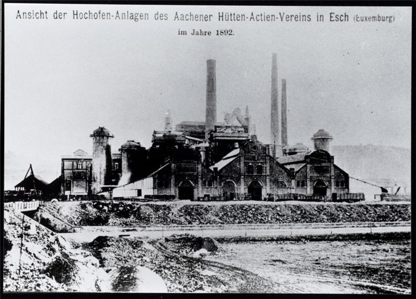 Postkarte mit Ansicht der 1892 vom AHAV, Abteilung Rothe Erde, erworbenen Hochofenanlage der Brasseurschmelz. Im Vordergrund die Gießhallen, von denen nur noch eine erhalten ist (fälschlicherweise heute als „Bâtiment TT“ bezeichnet).
