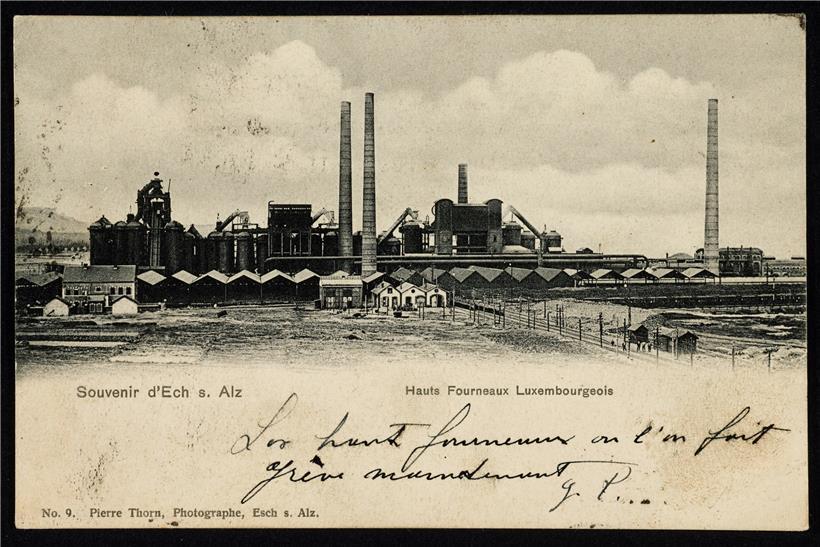 Postkarte von 1905 mit der Botschaft: „Die Hochöfen, in denen sie jetzt streiken.“ Vor der Reihe der Hochöfen sieht man die alten, vom Streik betroffenen hölzernen Erzhallen. Sie wurden 1907 durch moderne Züblin-Erzakkumulatoren ersetzt, die weniger Arbeiter erforderten. Links ist der neue Hochofen Nr. V mit Schrägaufzug zu sehen, der 1900 eingeweiht wurde.
