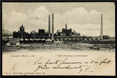 Postkarte von 1905 mit der Botschaft: „Die Hochöfen, in denen sie jetzt streiken.“ Vor der Reihe der Hochöfen sieht man die alten, vom Streik betroffenen hölzernen Erzhallen. Sie wurden 1907 durch moderne Züblin-Erzakkumulatoren ersetzt, die weniger Arbeiter erforderten. Links ist der neue Hochofen Nr. V mit Schrägaufzug zu sehen, der 1900 eingeweiht wurde.
