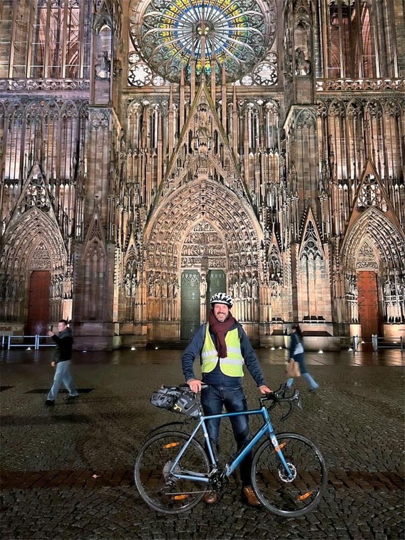 Postkartenreif: Galles und Fahrrad vor der Kathedrale in Straßburg