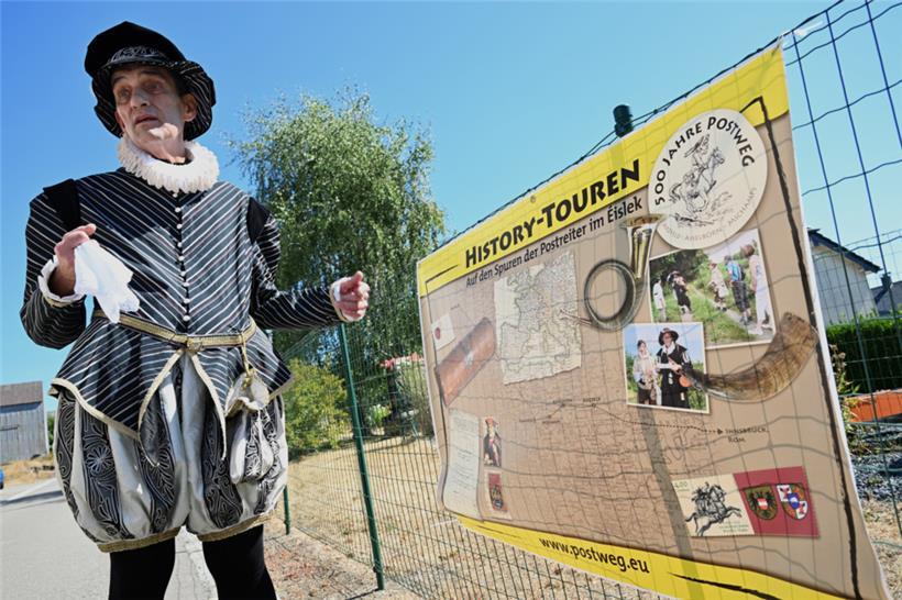 Postmeister Franz Kleffer auf der History Tour, die die Besucher ins 16. Jahrhundert versetzt. Er wird gespielt von Jang Weber (67), einem pensionierten Grundschullehrer, der wie seine Kollegen vom ORT Ardennen als Touristenführer zertifiziert ist.  
