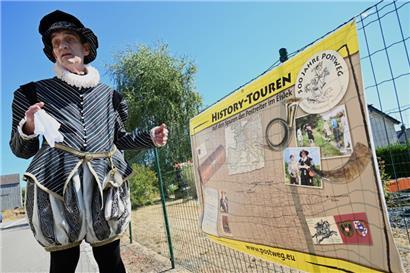Postmeister Franz Kleffer auf der History Tour, die die Besucher ins 16. Jahrhundert versetzt. Er wird gespielt von Jang Weber (67), einem pensionierten Grundschullehrer, der wie seine Kollegen vom ORT Ardennen als Touristenführer zertifiziert ist.  
