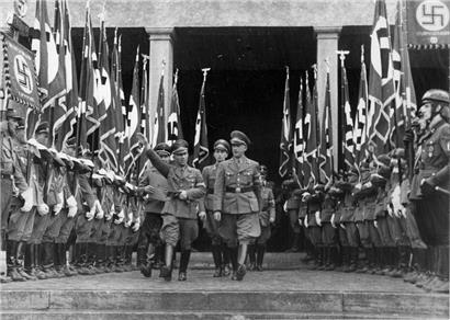 Pour Gustav Simon (à gauche), la Volksgemeinschaft était le seul cadre capable d’assurer une protection sociale et un certain niveau de vie
