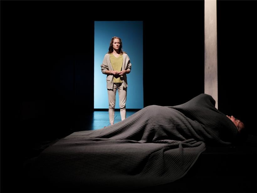 Pour l’adaptation du texte au public européen, il a fallu aussi bien franciser certaines expressions qu’atténuer le caractère hyperréaliste de la pièce 
