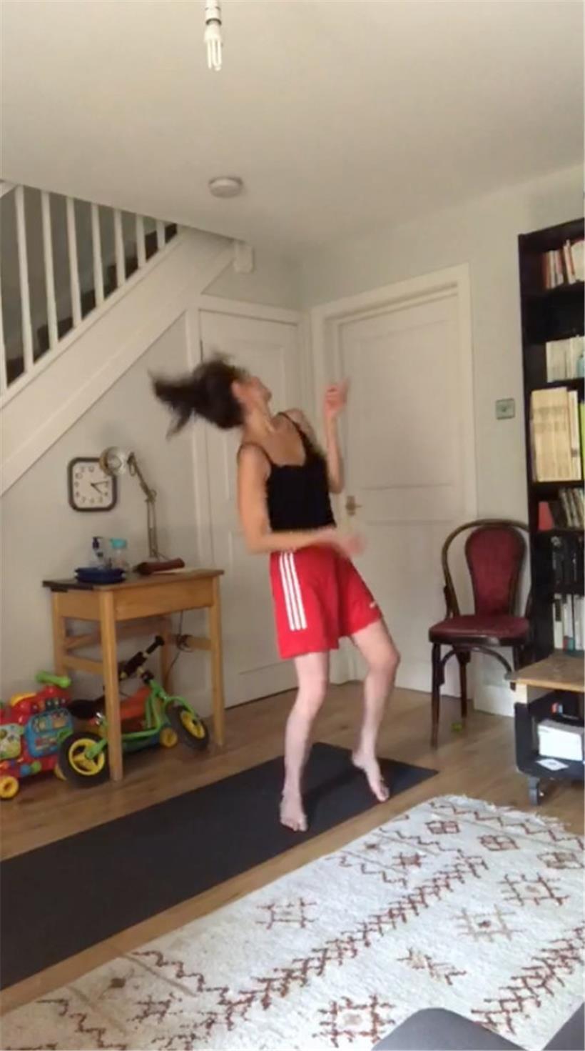 Pour le projet Palimpsest, la danseuse Léa Tirabasso a réalisé et filmé ses chorégraphies dans son salon à Londres
