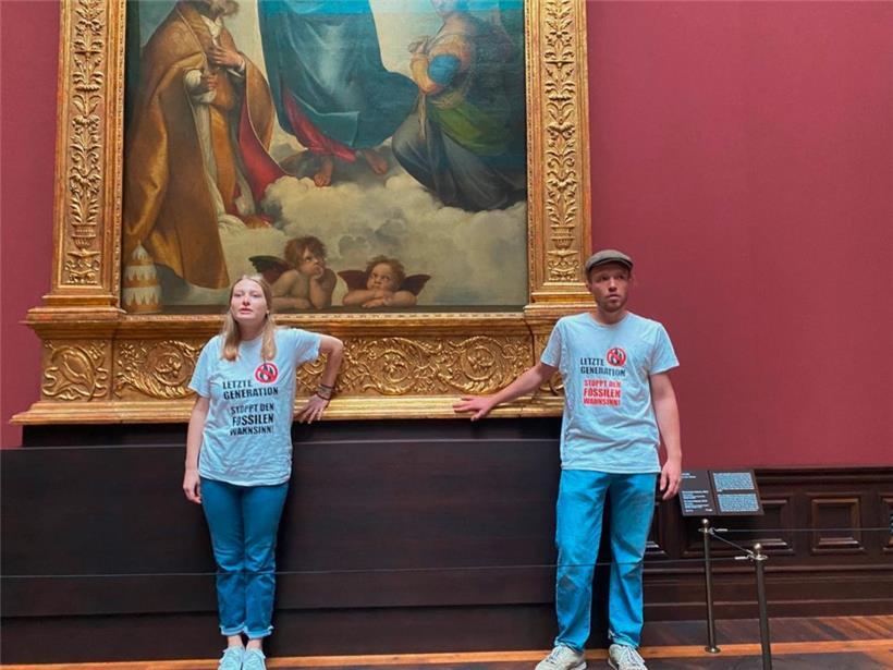 Pour l’historien Bertrand Tillier, les interventions sur les œuvres d’art génèrent de nouvelles images, qui ne sont pas des images de l’altération, mais „des images de la prise de conscience, de l’urgence“, comme lors de cette action à Dresde 
