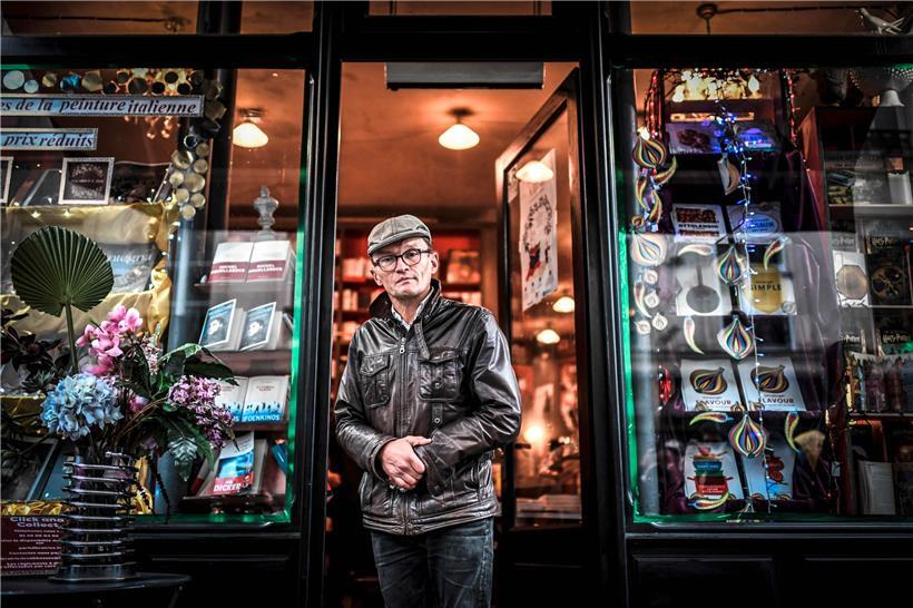 Pour militer contre la fermeture des librairies, l’écrivain Sylvain Tesson (devant la „Librairie des Abbesses“) a lancé, ce 2 novembre, le mouvement „Rallumez les feux de nos librairies“, soutenue par Anne Hidalgo, maire de Paris
