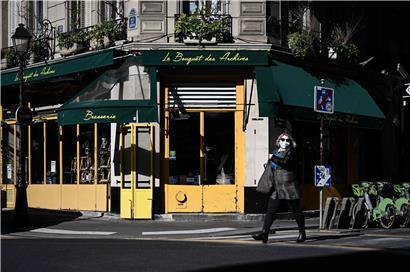 Pourquoi les cantines scolaires et pas les restaurants? Les décisions du gouvernement sur l’assouplissement des restrictions sont un peu contradictoires.
