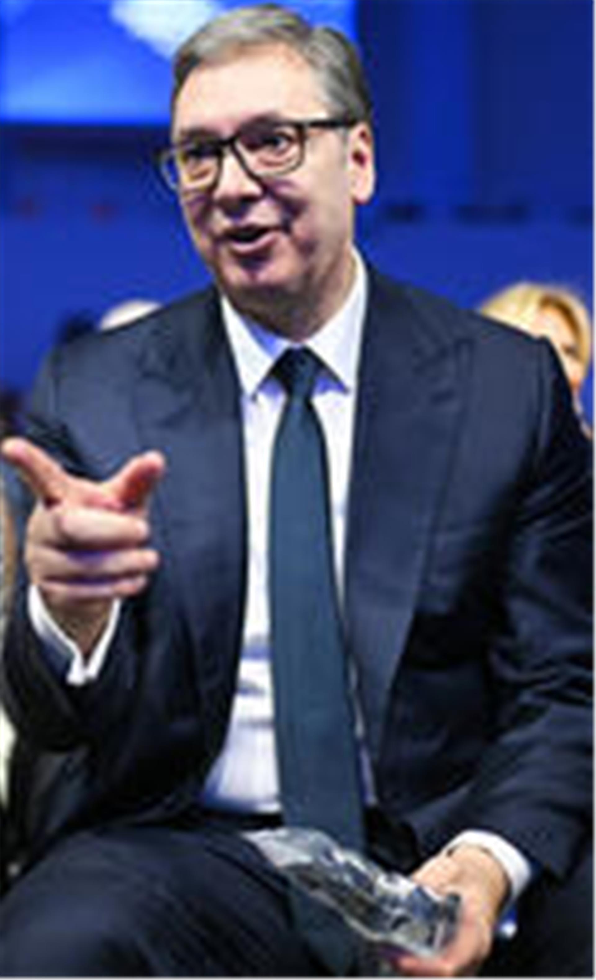 Präsident Aleksandar Vučić spricht vor Mikrofonen, Symbol für Kontrolle über Justiz und Medien in Serbien