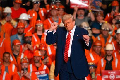 Präsident Donald Trump hält eine Rede in einer Fabrik von US Steel-Irvin Works in Pennsylvania
