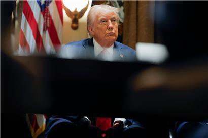Präsident Donald Trump leitet seine erste Kabinettssitzung nach seiner Wiederwahl im Weißen Haus. 
