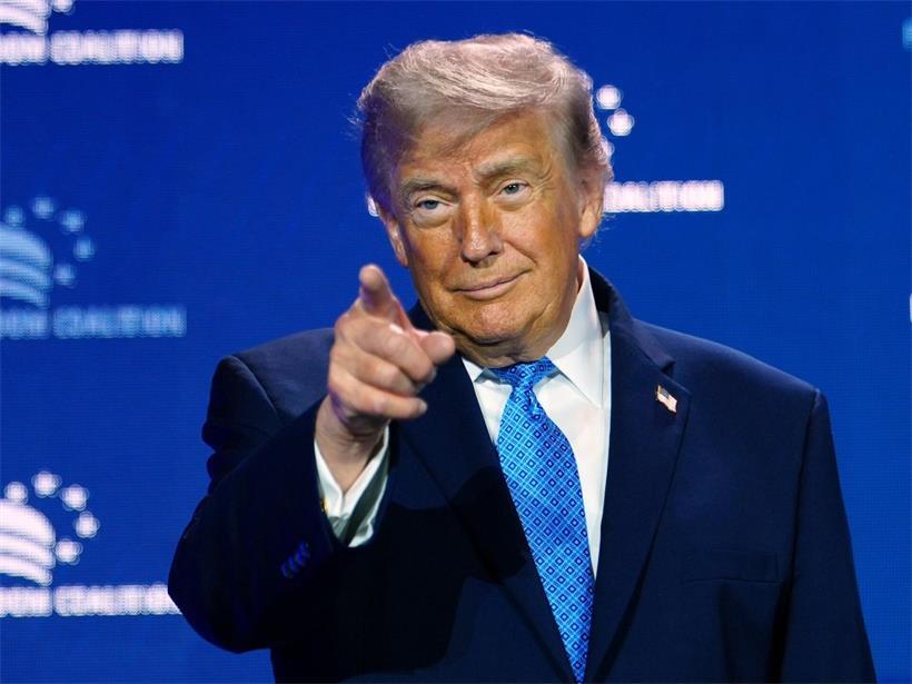 Donald Trump betritt die Politikkonferenz der Faith & Freedom Coalition im Washington Hilton, bereit für eine Rede