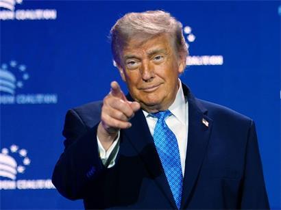 Donald Trump betritt die Politikkonferenz der Faith & Freedom Coalition im Washington Hilton, bereit für eine Rede