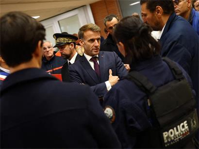 Präsident Emmanuel Macron hat sich nach einer Schießerei in Trappes bei Paris am 23. Oktober 2026 im Rathaus mit Polizeibeamten und Rettungskräften getroffen