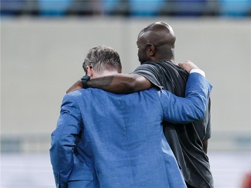 Präsident Fabrizio Bei und Trainer Yannick Kakoko im Gespräch über die zukünftige Zusammenarbeit im Sportverein