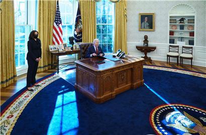 Präsident Joe Biden und Vizepräsidentin Kamala Harris (links) im Oval Office. Im Regal rechts ist der Mondstein in seinem Glaskasten erkennbar.
