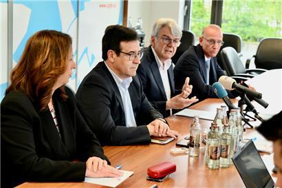 Präsident Romain Wolff (2.v.r.) fordert die wortgetreue Umsetzung des Gehälterabkommens
