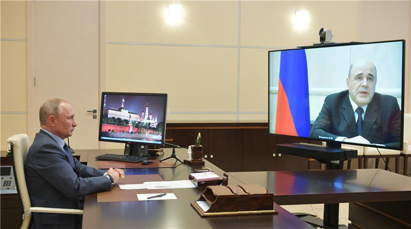 Präsident Wladimir Putin (l.) im Video-Chat mit seinem Premierminister Michail Mischustin am 1. Mai
