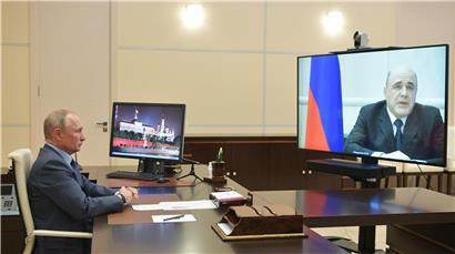 Präsident Wladimir Putin (l.) im Video-Chat mit seinem Premierminister Michail Mischustin am 1. Mai
