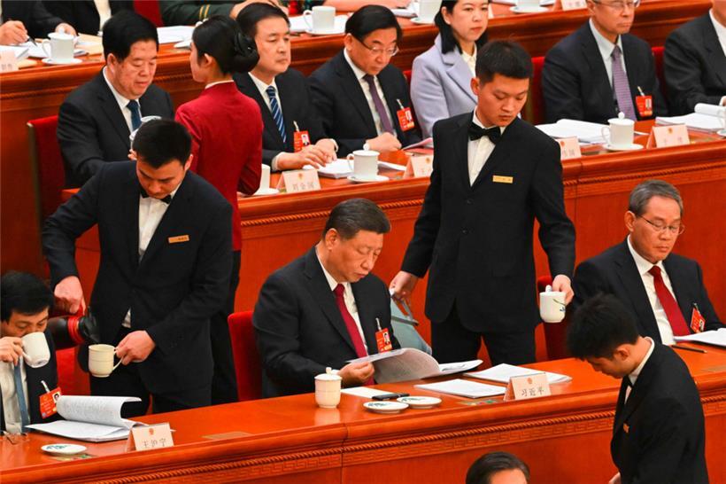Präsident Xi Jinping (M.) nimmt am Auftakt des Nationalen Volkskongresses in Peking teil
