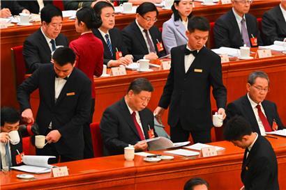 Präsident Xi Jinping (M.) nimmt am Auftakt des Nationalen Volkskongresses in Peking teil
