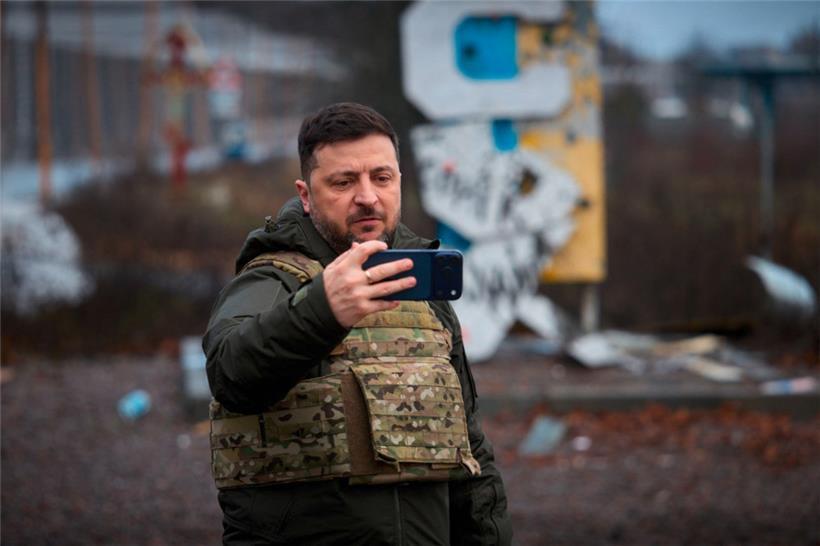 Präsident auf Truppenbesuch: Wolodymyr Selenskyj nimmt eine Videobotschaft an der Front auf 
