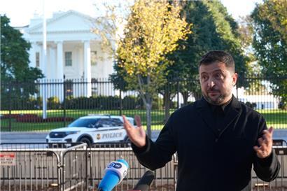 Präsident der Ukraine, spricht zu Journalisten im Lafayette Park gegenüber dem Weißen Haus nach einem Treffen mit US-Präsident Trump
