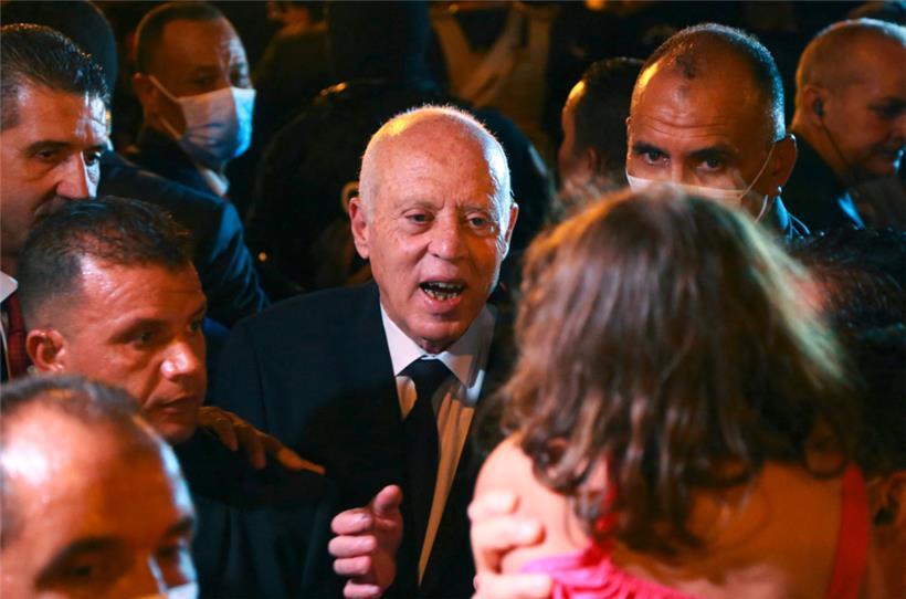 Präsident Kais Saïed (M.) feiert den Ausgang des Verfassungsreferendums mit Unterstützern 
