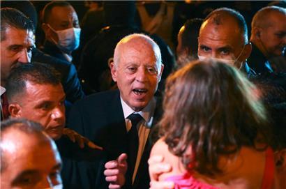 Präsident Kais Saïed (M.) feiert den Ausgang des Verfassungsreferendums mit Unterstützern 
