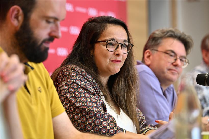 Präsidentin Nora Back, hier zwischen Jean-Luc De Matteis und Frédéric Krier, vom geschäftsführenden Vorstand des OGBL
