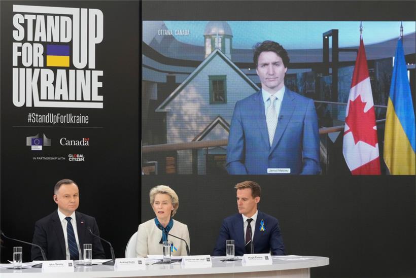 Präsidentin der Europäischen Kommission Ursula von der Leyen (M), Andrzej Duda (l), Präsident von Polen, und Justin Trudeau (auf dem Bildschirm), Premierminister von Kanada, stehen der Hauptveranstaltung der globalen Kampagne „Stand Up for Ukraine“ vor
