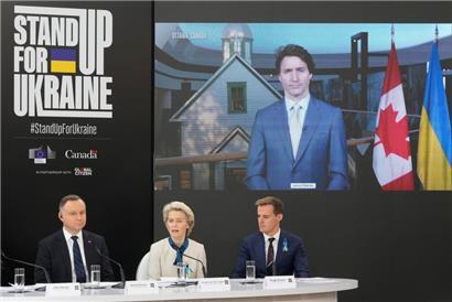 Präsidentin der Europäischen Kommission Ursula von der Leyen (M), Andrzej Duda (l), Präsident von Polen, und Justin Trudeau (auf dem Bildschirm), Premierminister von Kanada, stehen der Hauptveranstaltung der globalen Kampagne „Stand Up for Ukraine“ vor
