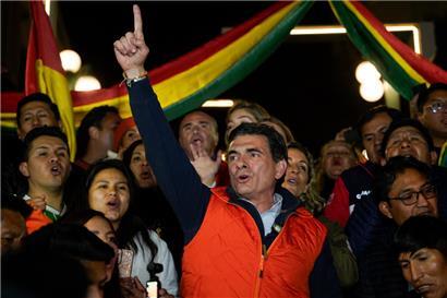 Präsidentschaftskandidat Rodrigo Paz spricht zu seinen Anhängern nach Bekanntgabe der ersten Ergebnisse bei den Präsidentschaftswahlen
