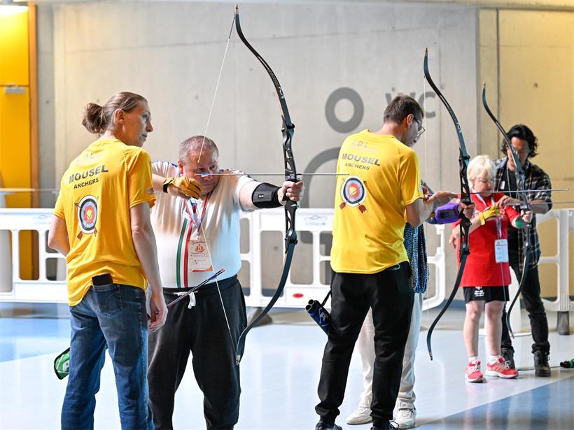 Bogenschützen der Mousel Archers aus Wasserbillig zeigen präzise Schüsse am Bogenstand