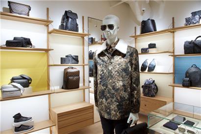 „Preisschilde? Pah! So etwas braucht es doch nur für Plebejer, die kein Geld haben! Wer 18.000 Euro für eine Handtasche ausgibt, dem ist der Preis egal!“ – So oder anders lauten wohl die Gedanken der Geschäftsführer in den hauptstädtischen Luxusläden.
