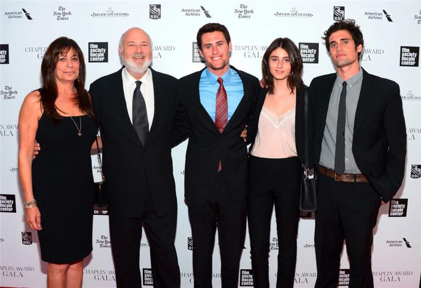 Preisträger Rob Reiner (2.v.l) steht mit seiner Frau Michele (l) und den Kindern Jake (M), Romy (2.v.r) und Nick bei der 41. jährlichen Chaplin Award Gala in der Avery Fisher Hall zusammen
