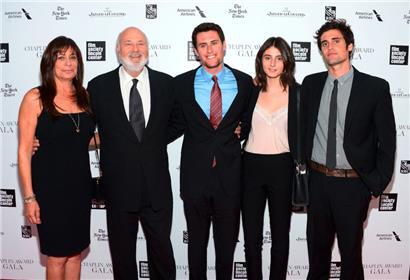 Preisträger Rob Reiner (2.v.l) steht mit seiner Frau Michele (l) und den Kindern Jake (M), Romy (2.v.r) und Nick bei der 41. jährlichen Chaplin Award Gala in der Avery Fisher Hall zusammen
