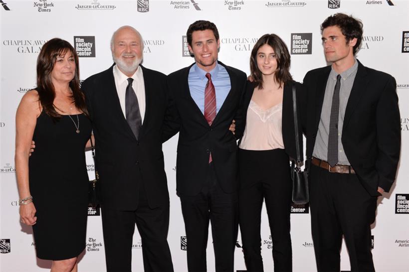 Preisträger Rob Reiner (2.v.l) steht mit seiner Frau Michele (l) und den Kindern Jake (M), Romy (2.v.r) und Nick bei der 41. jährlichen Chaplin Award Gala in der Avery Fisher Hall zusammen
