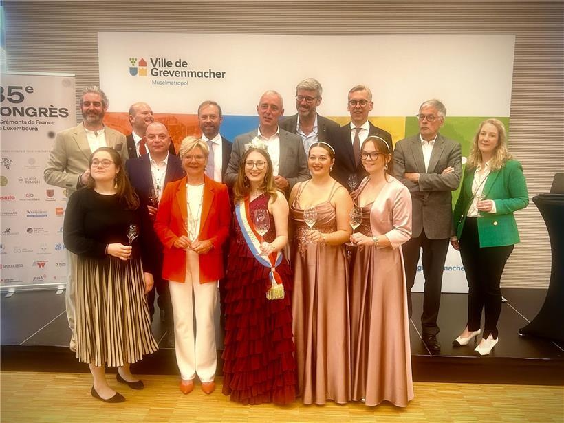 Preisverleihung in Grevenmacher mit Luxemburger Medaillengewinnern, Politikern sowie Weinköniginnen und Weinkronprinzessinnen am Abend