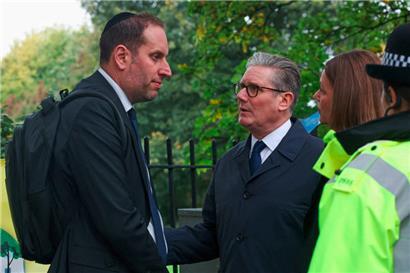 Premier Keir Starmer und seine Ehefrau Victoria besuchten am Freitag die jüdische Gemeinschaft in Heaton Park

