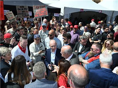 Premier Luc Frieden und Arbeitsminister Marc Spautz bei offizieller Veranstaltung in Luxemburg