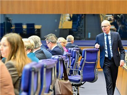 Premier Luc Frieden und Regierungsmitglieder bei der Tripartite im European Convention Center am Dienstag diskutierend