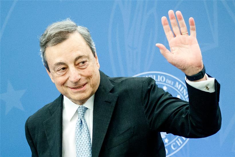 Premier Mario Draghi droht damit, sein Amt niederzulegen, sollte der Streit mit den Sternen nicht gelöst werden
