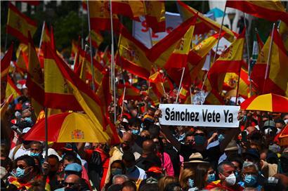 „Premier Pedro Sánchez soll gehen“, ist auf einem Spruchband in einer hauptsächlich von rechtsgerichteten Teilnehmern besuchten Demonstration in Madrid zu lesen
