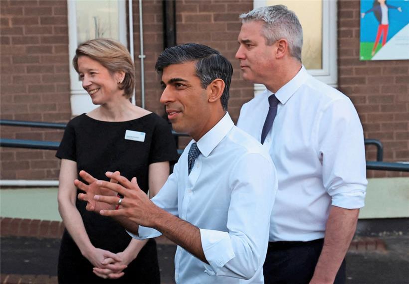 Premier Rishi Sunak (M), der britische Gesundheitsminister Steve Barclay (r.) und die NHS-Chefin Amanda Pritchard (l.) haben es bislang nicht geschafft, Ruhe in den Gesundheitssektor zu bringen
