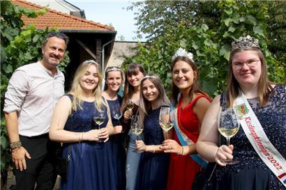 Premier Xavier Bettel, flankiert von den Weinhoheiten Zoe Schoeben und Céline Max mit Prinzessinnen
