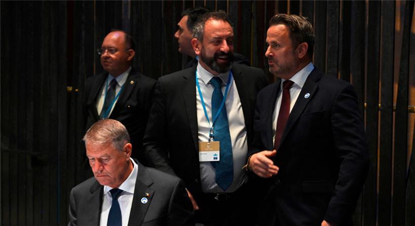 Premier Xavier Bettel (r.) spricht mit dem Außenminister von San Marino, Luca Be...