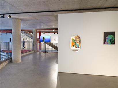 Premier étage de l’exposition „Instant Comedy“ de Filip Markiewicz à la „Konschthal“
